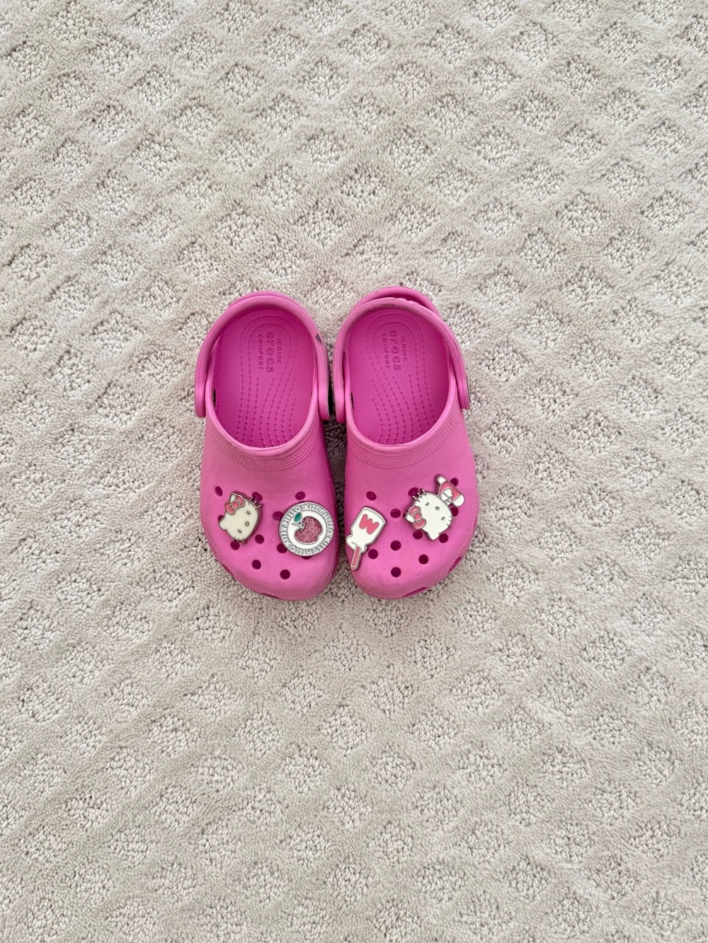 CROCS Kids Bright Pink Clogs with Hello Kitty Jibbitz. 10US